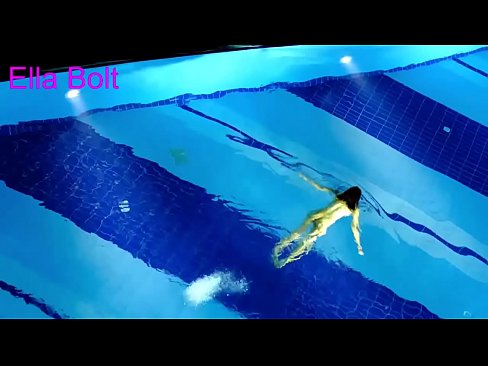 ❤️ Abdi teu tiasa ngeureunkeun nonton, pirang ngora bray ngojay buligir di ELLA bolt Resort kolam renang ❤ porno di urang ☑