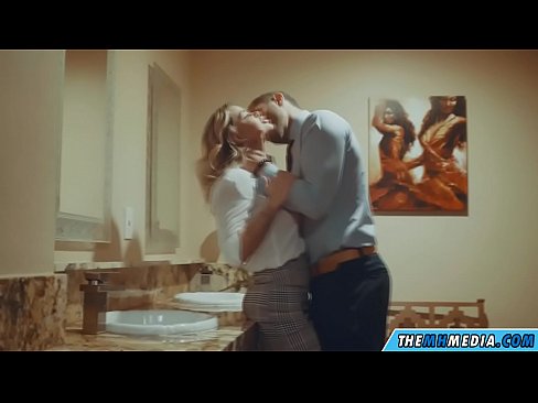 ❤️ Nalika pirang busty seduces anjeun dina restroom umum ❤ porno di urang ☑